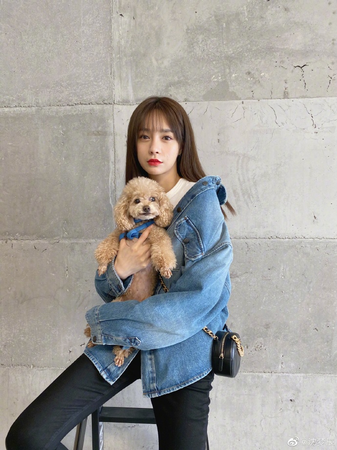 牛仔：沈梦辰穿牛仔外套风格百变 或甜美或飒气