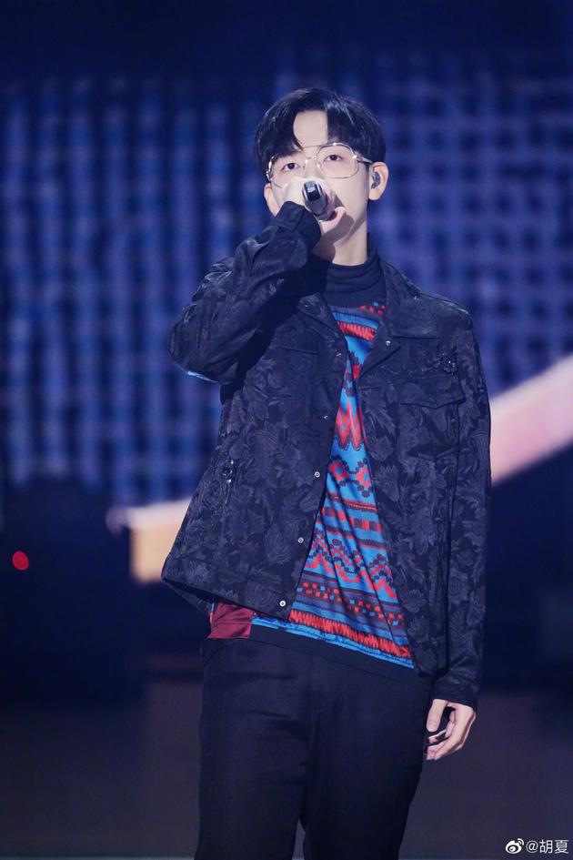 「驼背」胡夏发文回应被说像商演 自侃要正骨治驼背
