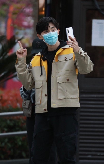 #极限挑战#直男最后的倔强！邓伦涂红色指甲油后握紧拳头反应可爱