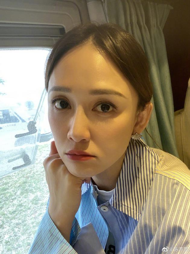 条纹衬衫：陈乔恩晒呆萌自拍 下定决心10天瘦身3公斤