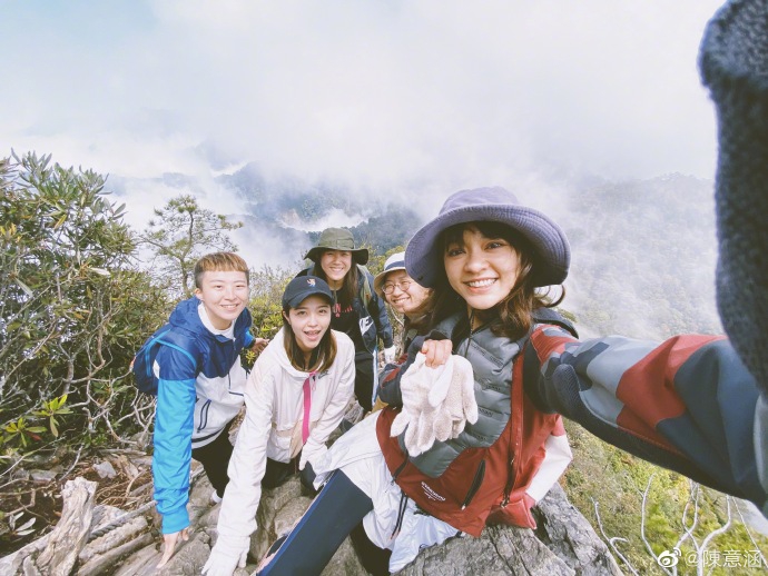 元气@陈意涵与友人登山 悬崖峭壁徒手攀爬场面超惊险