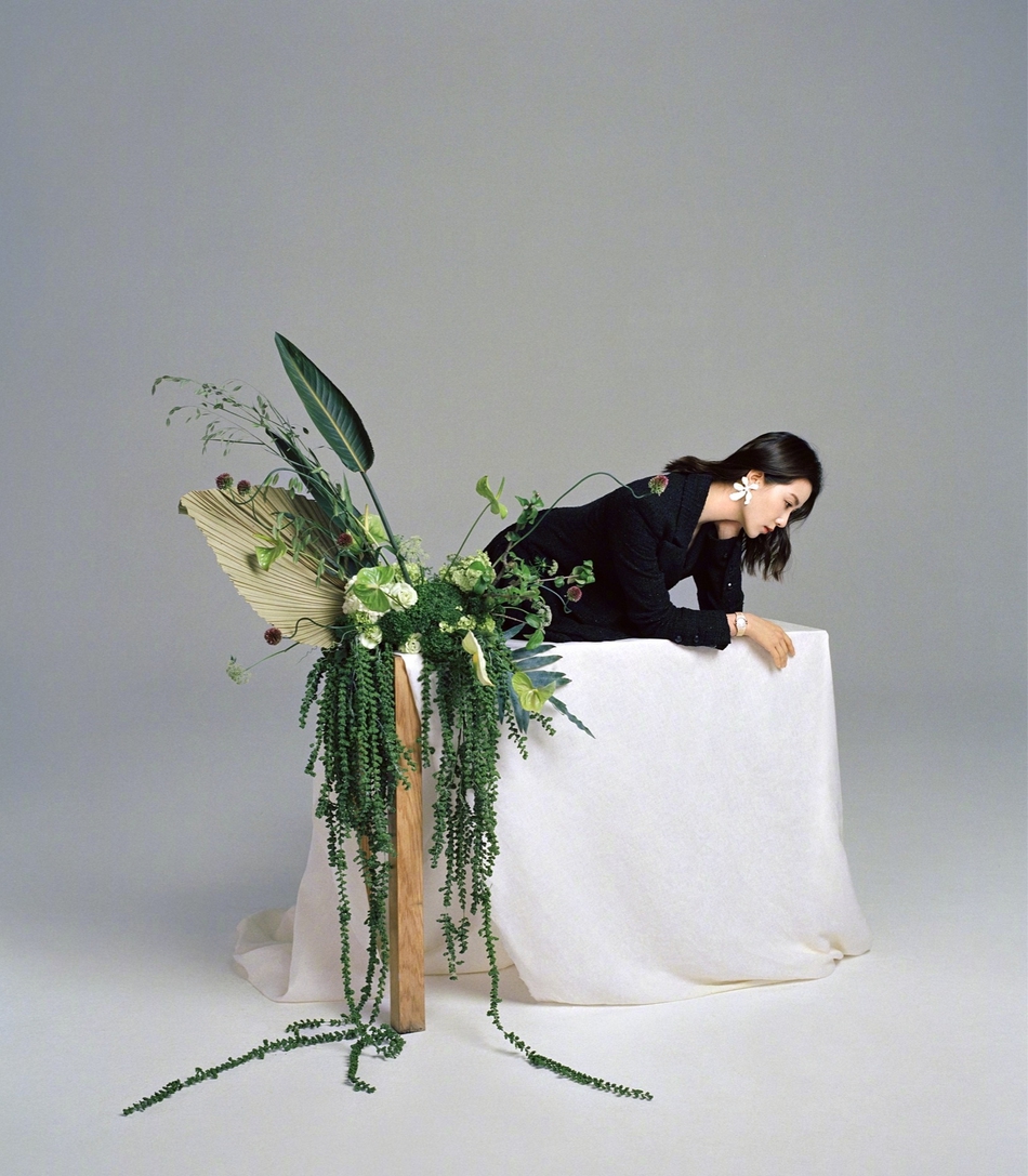 【刘诗诗】刘诗诗晒写真简约淡雅 “植物系”风格清新自在