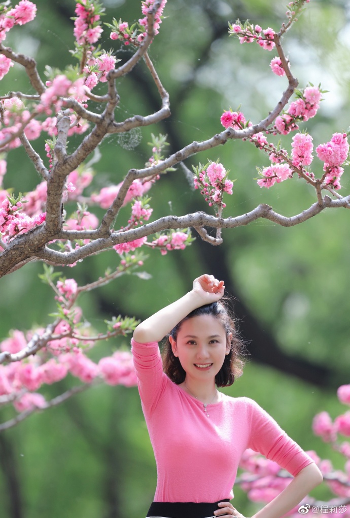 「花丛」程莉莎粉嫩look置身花丛 郭晓东亲自掌镜