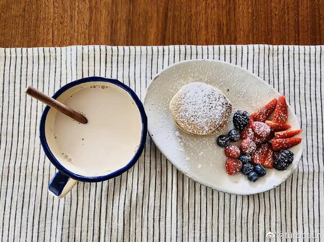奶茶：孙俪自制下午茶尽展好厨艺 杂粮饼奶茶色香味俱全