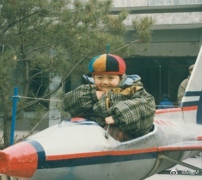 『生日快乐』鹿晗晒照庆祝30岁生日 侧颜精致状态好似18岁