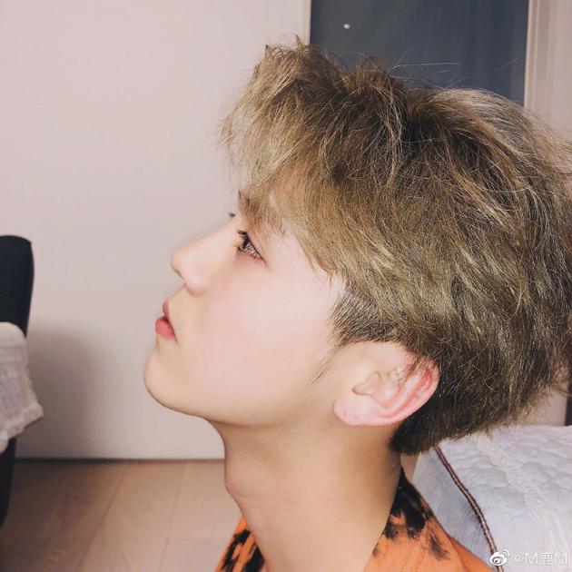 【鹿晗】超甜蜜！关晓彤晒女友视角照为鹿晗庆30岁生日