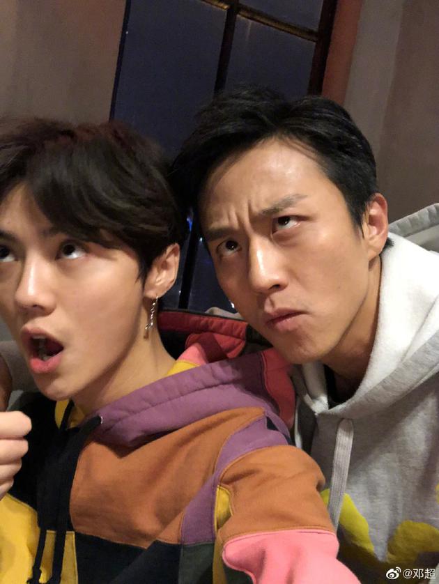 【鹿晗】邓超陈赫为鹿晗庆生 晒合照表情包画风搞笑