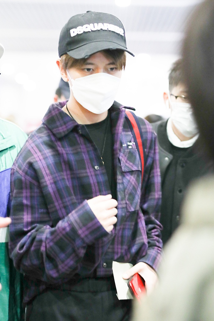 「紫色格子」任嘉伦穿紫色格子衫时髦个性 获迷妹追随人气超高