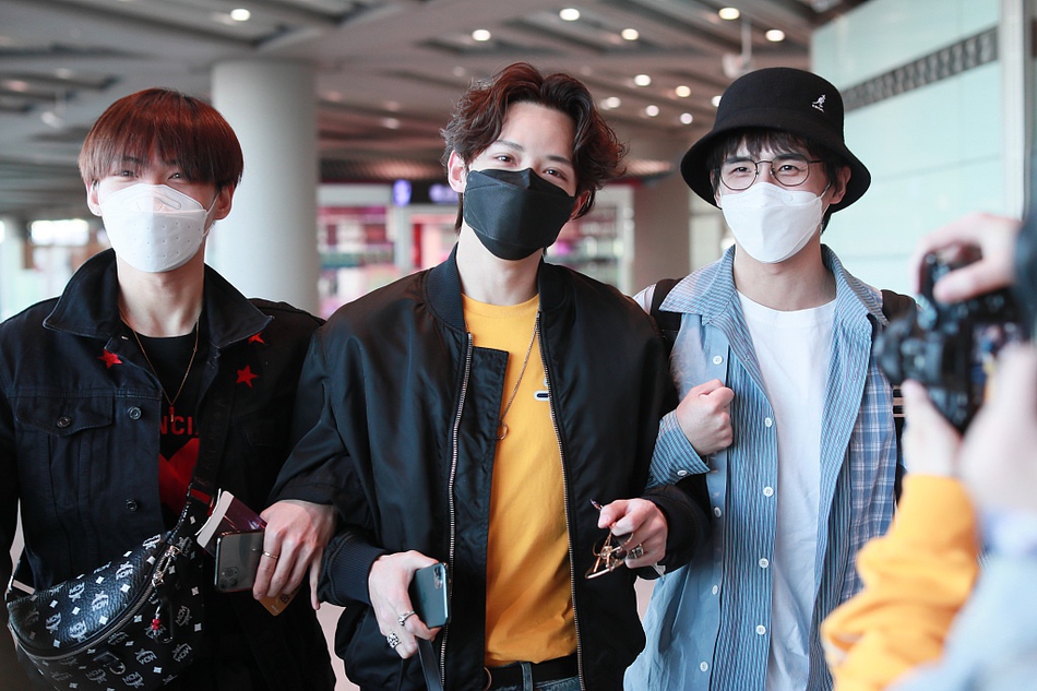 张远@张远马雪阳李鑫一挽手亮相同框热聊关系好