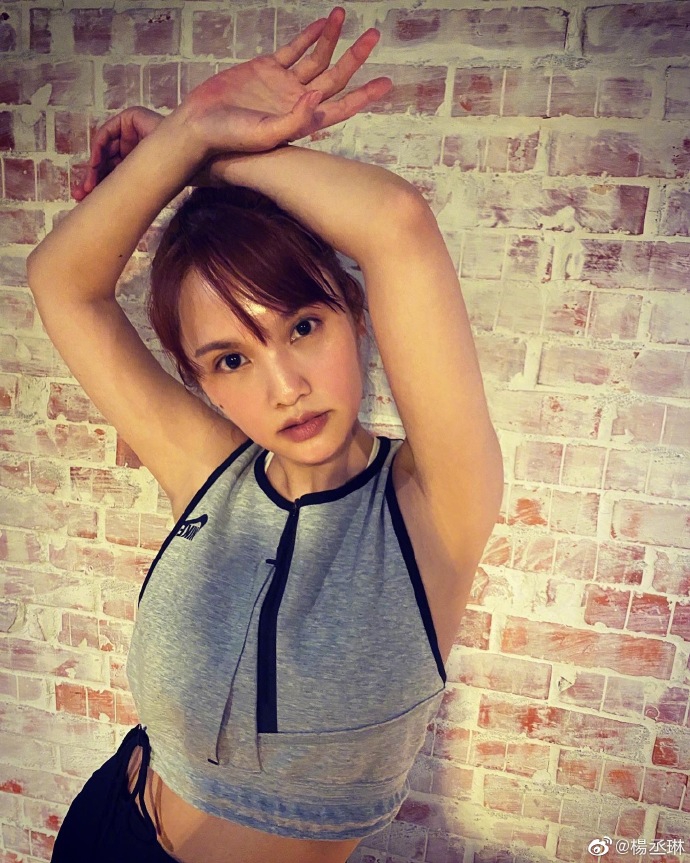 pose@杨丞琳健晒健身照 大汗淋漓面色红润