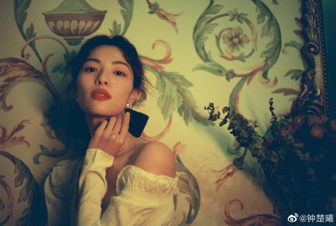 「复古发型」钟楚曦穿波点裙妩媚性感 复古格调写真如梦似幻