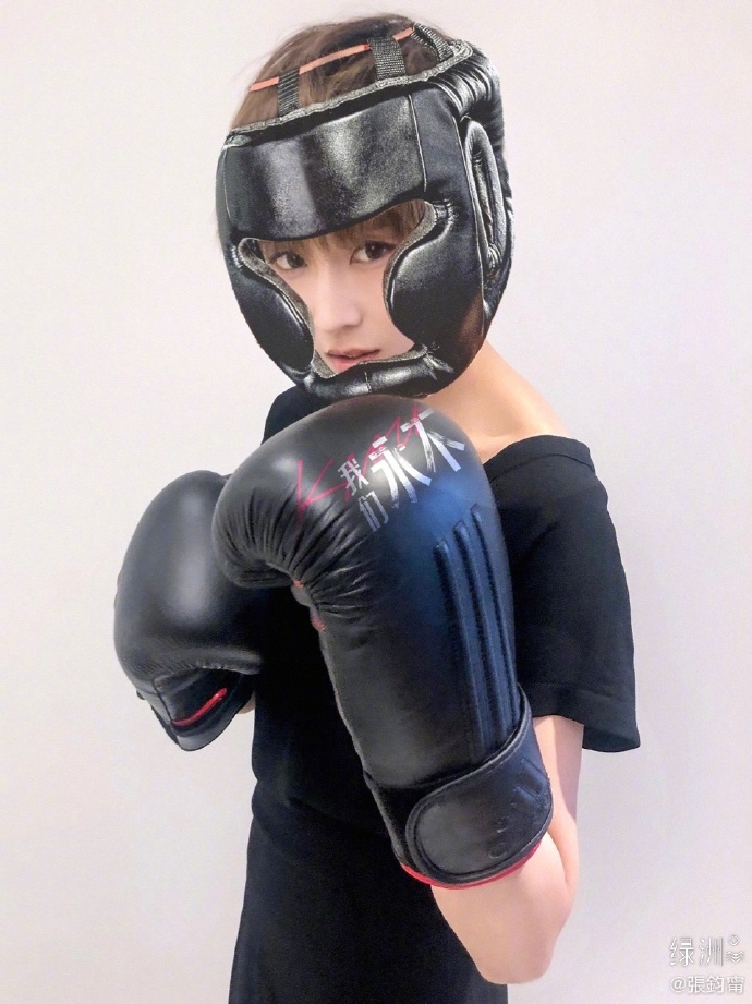 「拳击」张钧甯晒拳击造型照 瞬间变身女拳王又A又飒