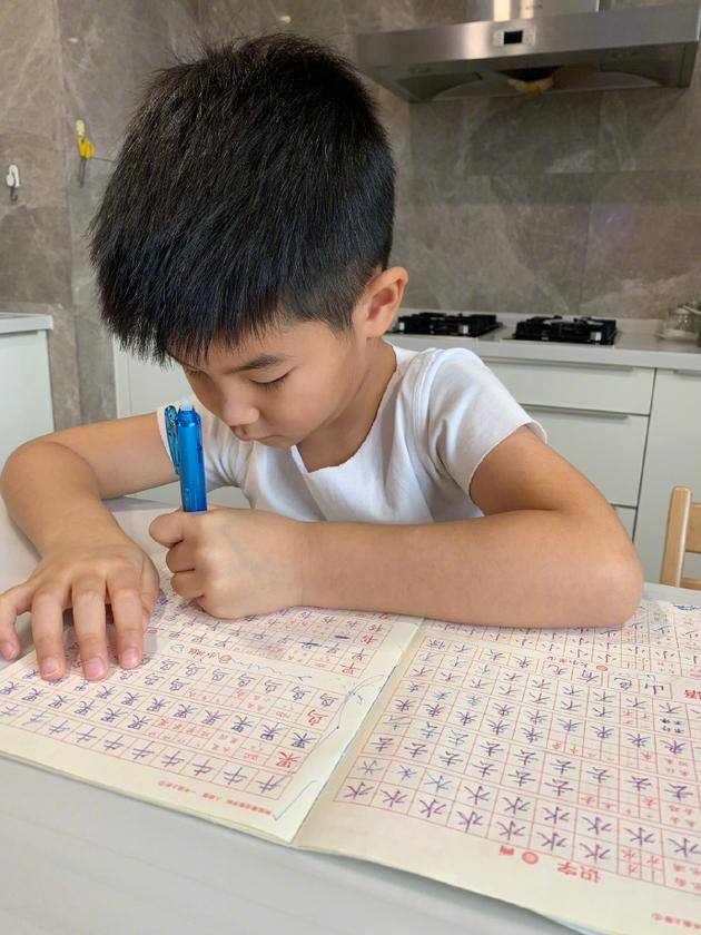 沙溢：沙溢深夜发长文谈孩子教育 少些工作也要多陪伴