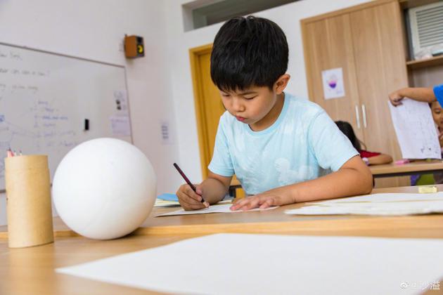 沙溢：沙溢深夜发长文谈孩子教育 少些工作也要多陪伴