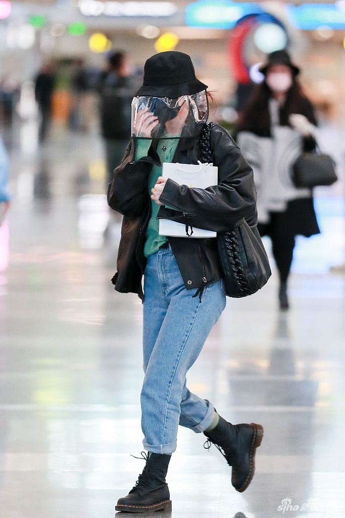『渔夫』吴昕为赶飞机一路狂奔 戴渔夫帽踩马丁靴青春元气