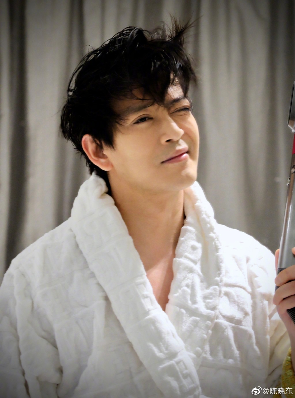 「家人」陈晓东为女儿拍摄居家写真 妻子侧颜出镜气质佳