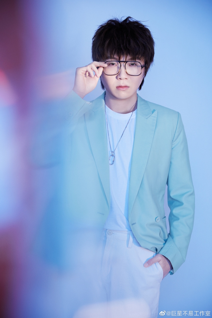 『黑框』毛不易穿薄荷绿西装干净清爽 黑框眼镜显成熟稳重