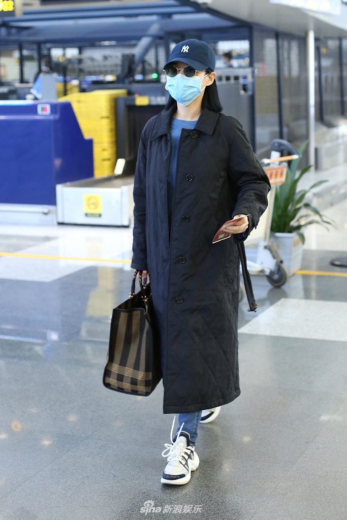 【谭卓】谭卓戴圆框墨镜超长外套气场在线 拎大包赶路朴素接地气