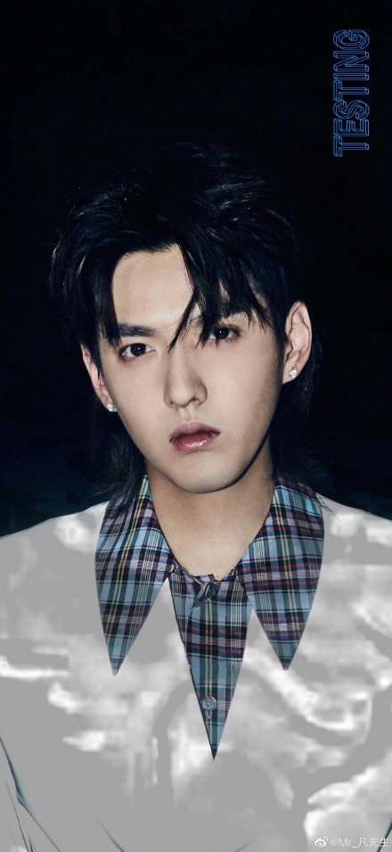 test@吴亦凡为全新EP拍写真 “漫撕男”装扮未来感十足