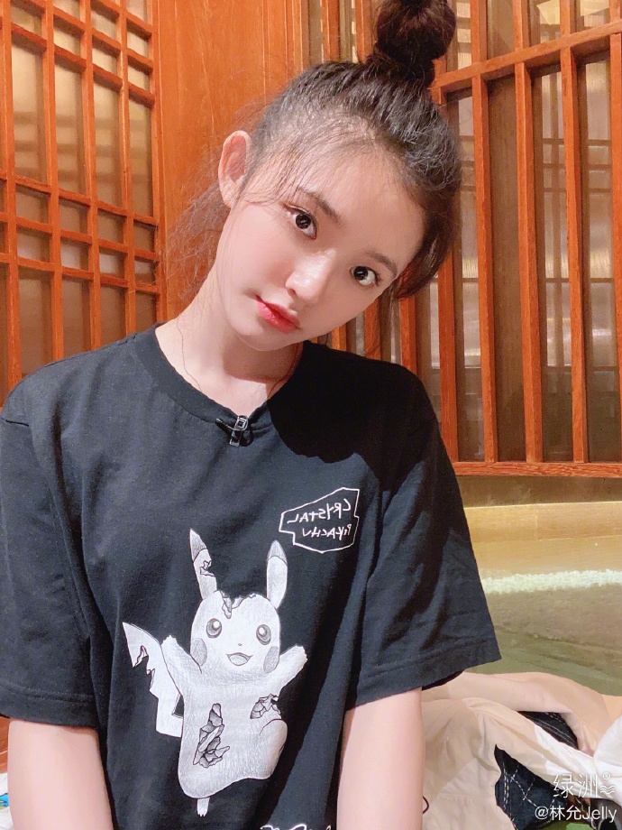 [皮卡皮卡]林允清空相册库存 高丸子头配皮卡丘T恤超少女