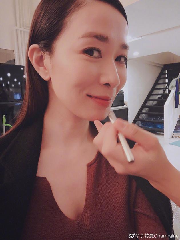 『佘诗曼』佘诗曼晒自拍妆容精致 曝女性需要化妆的六个原因