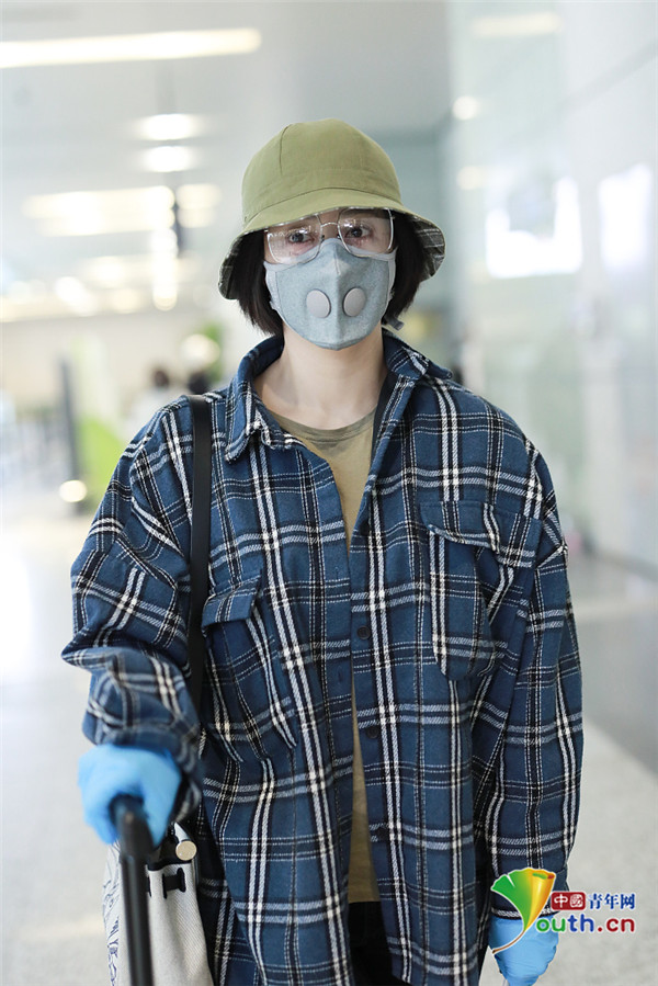 『』蒋欣格子装搭配小黄帽可爱营业 潇洒率真魅力藏不住