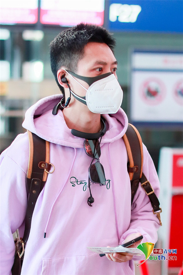 「」魏晨穿粉紫色卫衣青春靓丽 搭配双肩包满满少年感