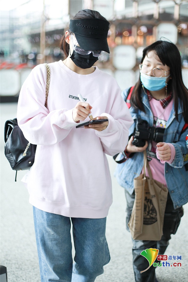 「」袁姗姗防护措施到位 为粉丝签名亲和力十足