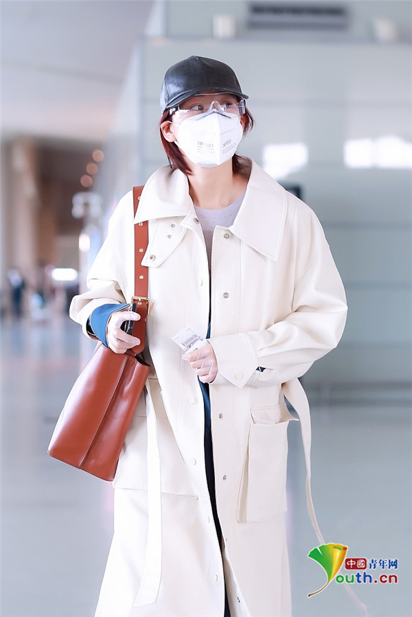 ■酸了！张馨予穿白风衣尽显飒爽英姿 筷子腿着实惹人羡