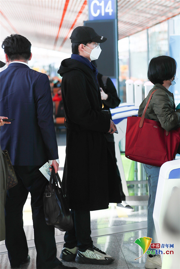 「」张雨剑全黑look酷帅有气场 身材高挑有型上演“背影杀”