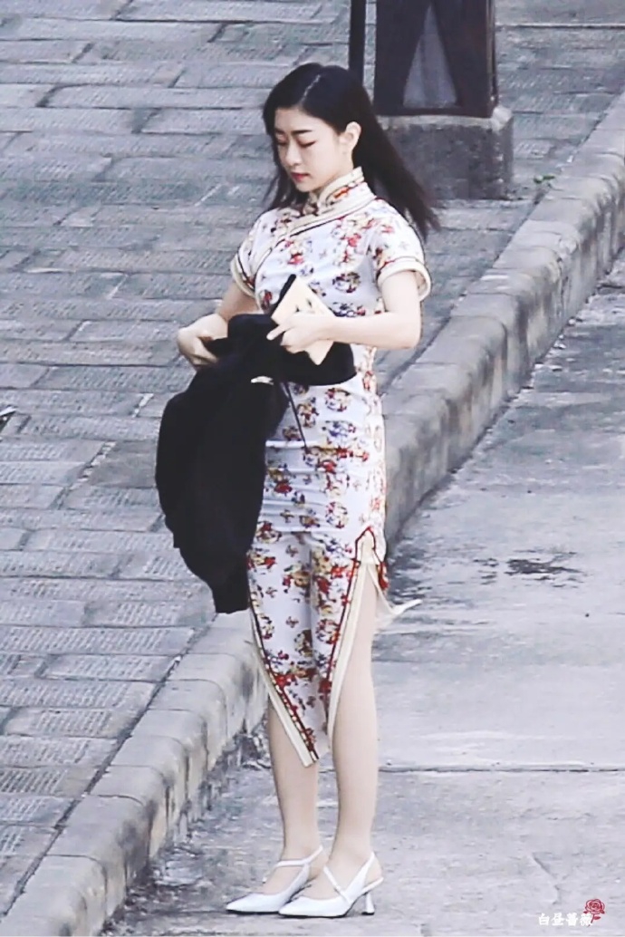 「碎花」《青你2》王承渲旗袍造型曝光 肌肤白皙长发飘飘韵味足