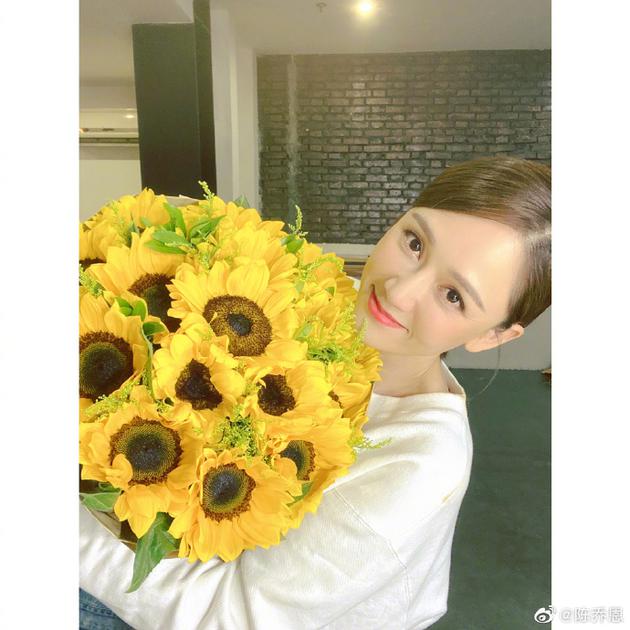 「花束」陈乔恩手捧向日葵分享感情观：先爱自己 再爱别人