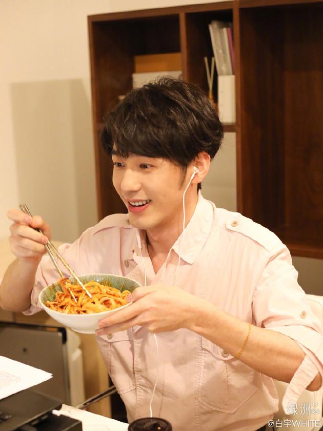 #推广大使#白宇为家乡带货大口吃面 晒花絮照清爽帅气