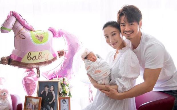 珍珠■罗仲谦跪地组装婴儿床 杨怡笑称享受女皇般的生活