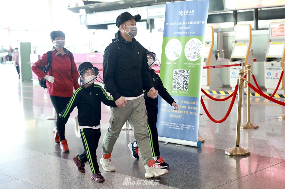 「现身」沙溢带儿子赶早班机 安吉小鱼儿穿兄弟装乖巧可爱似双胞胎