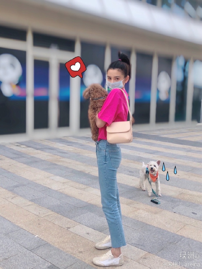 [近照]宋祖儿绿洲晒近照心情好 穿玫粉短袖扎朝天辫显清新靓丽