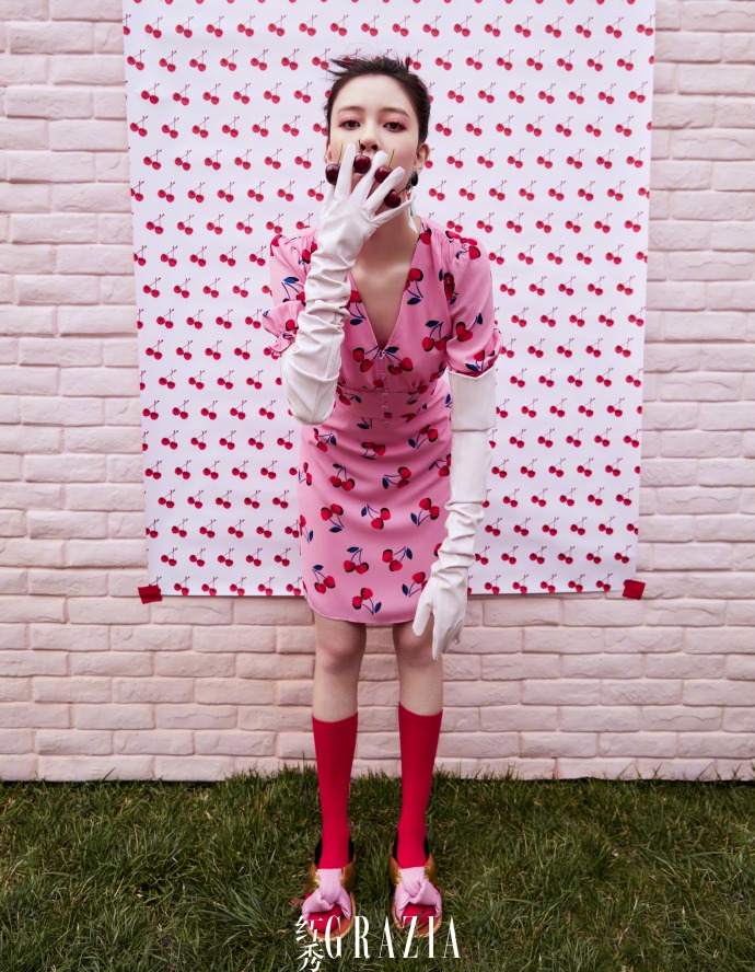 复古@宋妍霏写真“开水果party” 苹果包樱桃裙演绎清甜夏日风