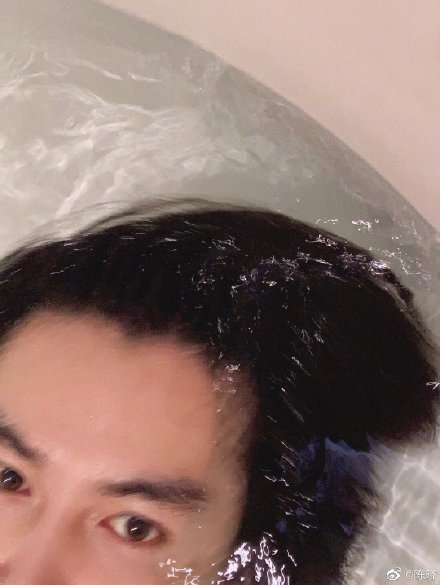 陈晓陈晓自拍翻车后再不敢露全脸 编辑三次只剩下头发