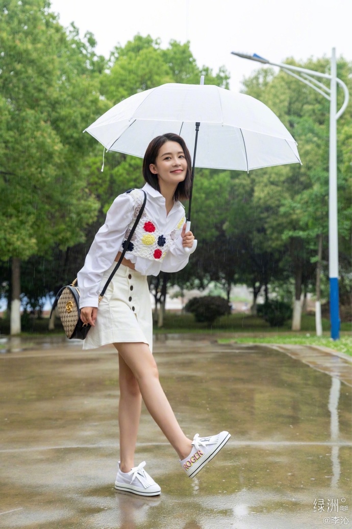 李沁分享初夏穿搭 雨中撑伞尽显文艺清新范