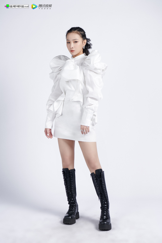 出道《炙热的我们》公开首唱 sis在专注音乐中探索未来