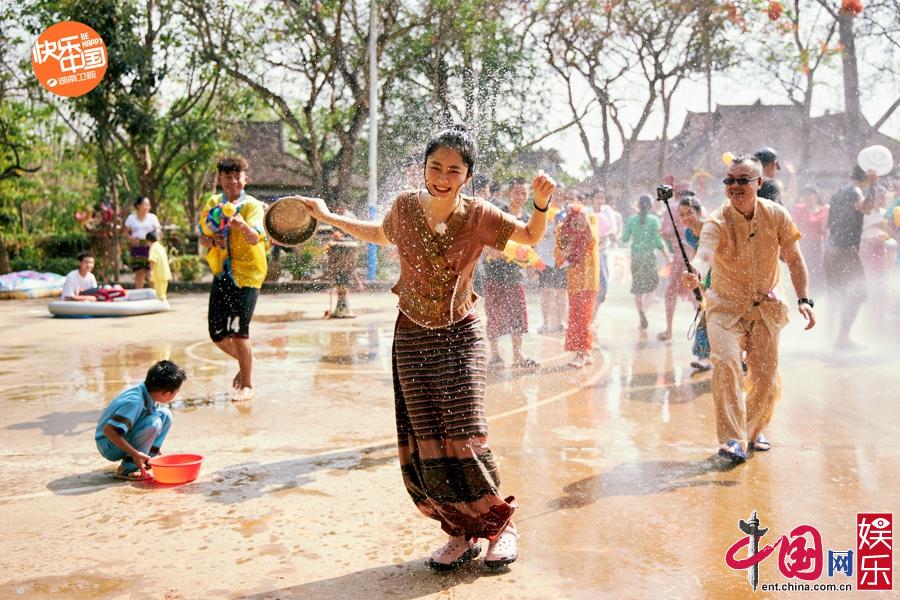 祝福谭松韵再度做客《向往4》 曼远迎来泼水“孩子王”