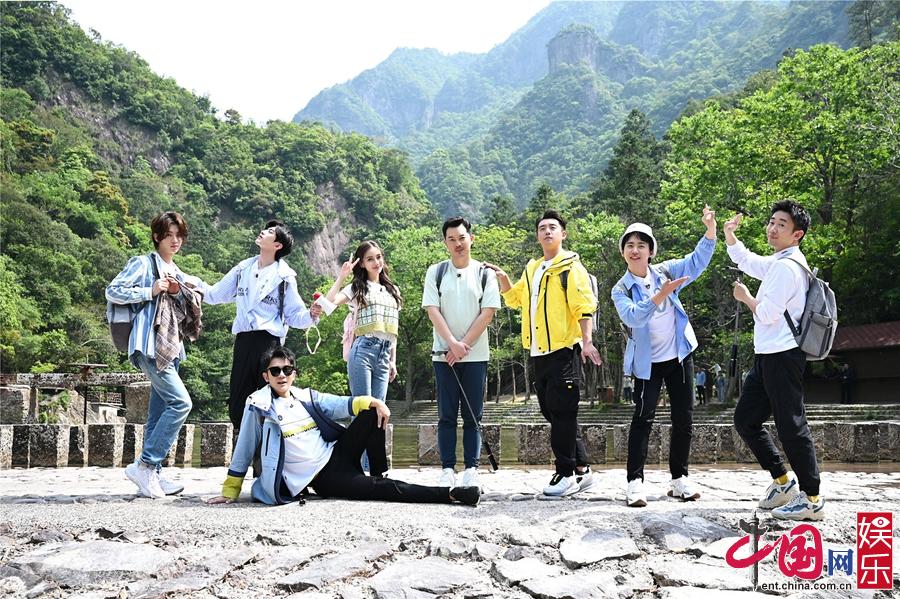 泥潭《奔跑吧》本土导游蔡徐坤带队出发 开启春游之旅