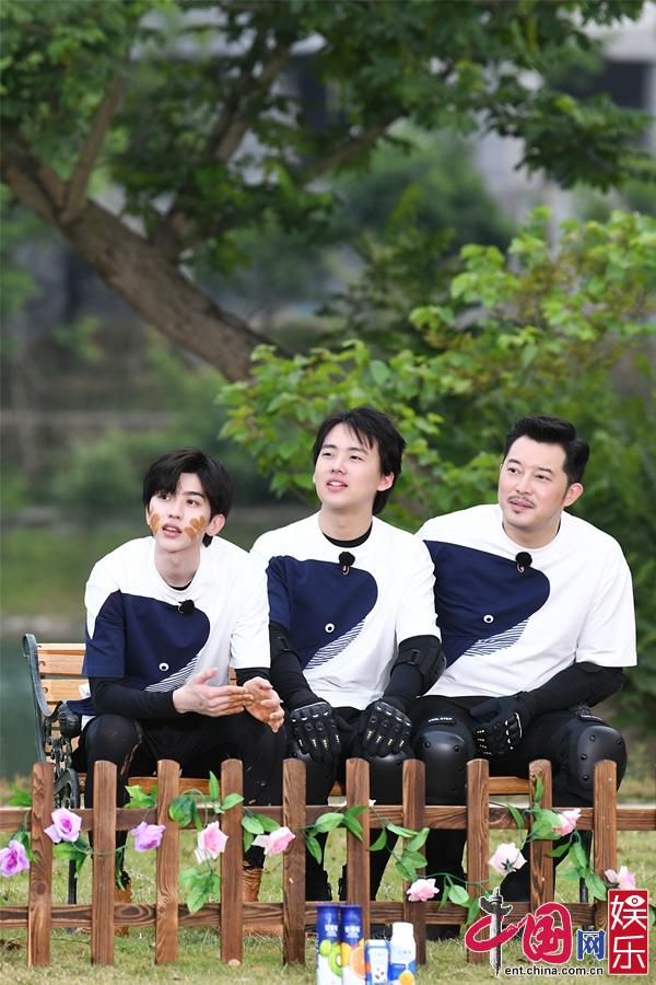 泥潭《奔跑吧》本土导游蔡徐坤带队出发 开启春游之旅