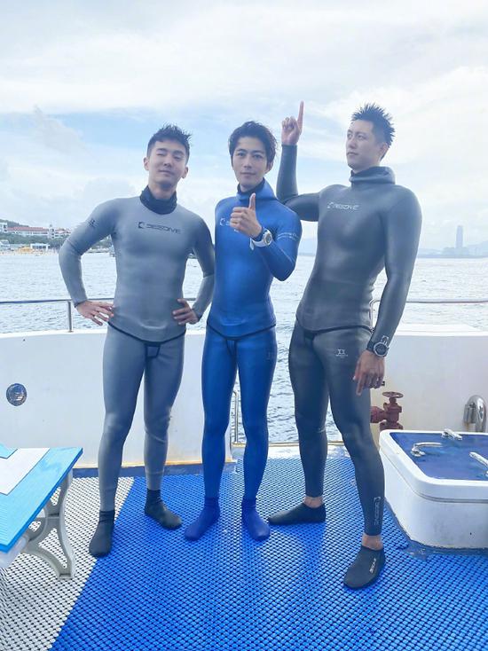海洋环境陈学冬教黄景瑜盛一伦潜水 三人同框比耶合影