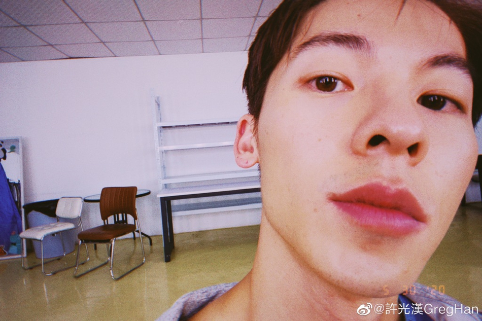 新片许光汉晒《你的婚礼》花絮照 首次出演电影男主