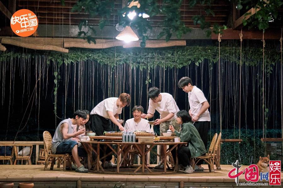 谭松韵《向往4》任嘉伦谭松韵许魏洲欢度曼远傣家泼水节