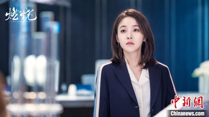 刑侦张佳宁《燃烧》挑战霸道女总裁：表情管理和造型下足功夫