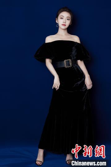 刑侦张佳宁《燃烧》挑战霸道女总裁：表情管理和造型下足功夫