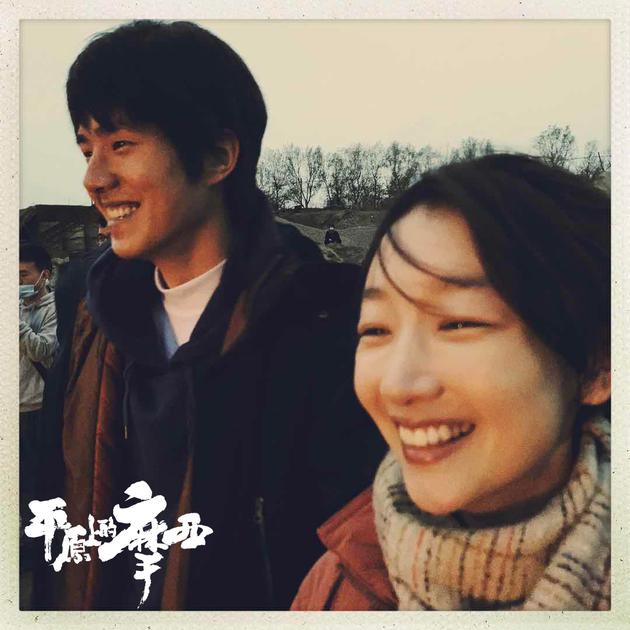 周冬雨刘昊然新片平原上的摩西杀青造型曝光