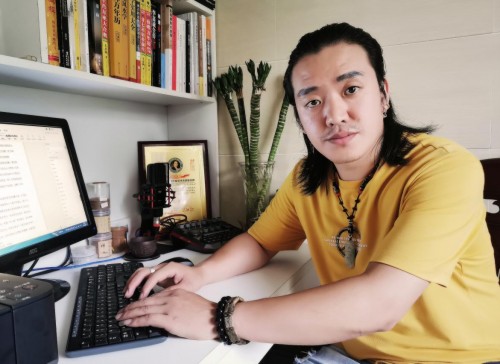 张嘉导演张嘉予时隔两年携新作《龙谷山》逆向而行